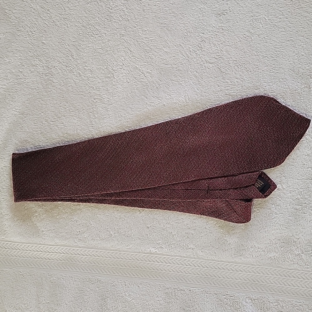 Vintage Men's Burgandy Colored Silk Tie. Club Room Gold. Used